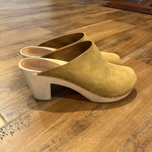 Bryr Clementine Closed High Heel Fennel Clogs Sz 9